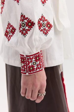 Жіноча вишиванка "Квітка Цісик" колекція Натхненні — Фото 6